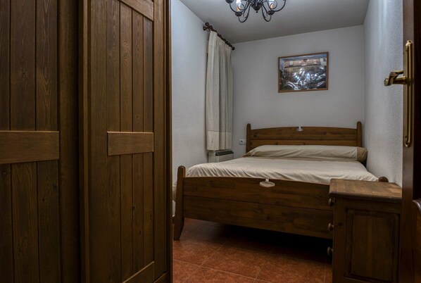 2 chambres, fer et planche à repasser, accès Internet, draps fournis