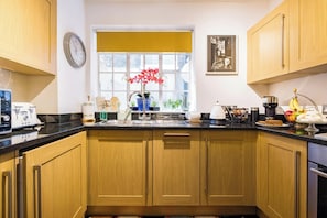Apartment | Private kitchen | Fridge, microwave, oven, stovetop - Mayfair 3-bed 5-guest Berkeley Square 1729 House (London)