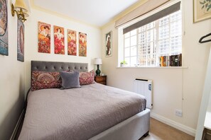 Apartment | 2 bedrooms, iron/ironing board, free WiFi, bed sheets - Mayfair 3-bed 5-guest Berkeley Square 1729 House (London)