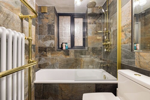 Mayfair 3-bed 5-guest Berkeley Square 1729 House
