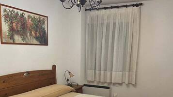 2 slaapkamers, een strijkplank/strijkijzer, internet, beddengoed