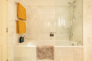 Bathroom - Large 4-bed 8-guests W/patio 1841 House Paddington (London)