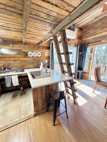 Charming 2-bedroom cabin in soothing Wimberley
