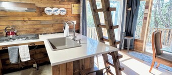 Charming 2-bedroom cabin in soothing Wimberley 