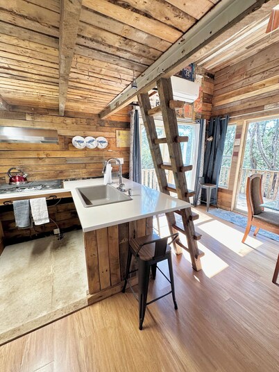 Charming 2-bedroom cabin in soothing Wimberley 