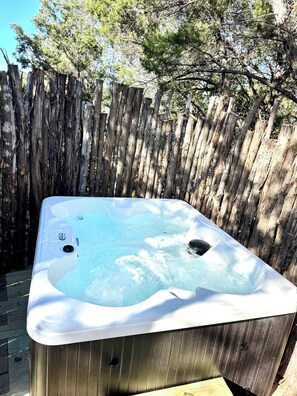 Outdoor spa tub - Charming 2-bedroom cabin in soothing Wimberley  (Wimberley)