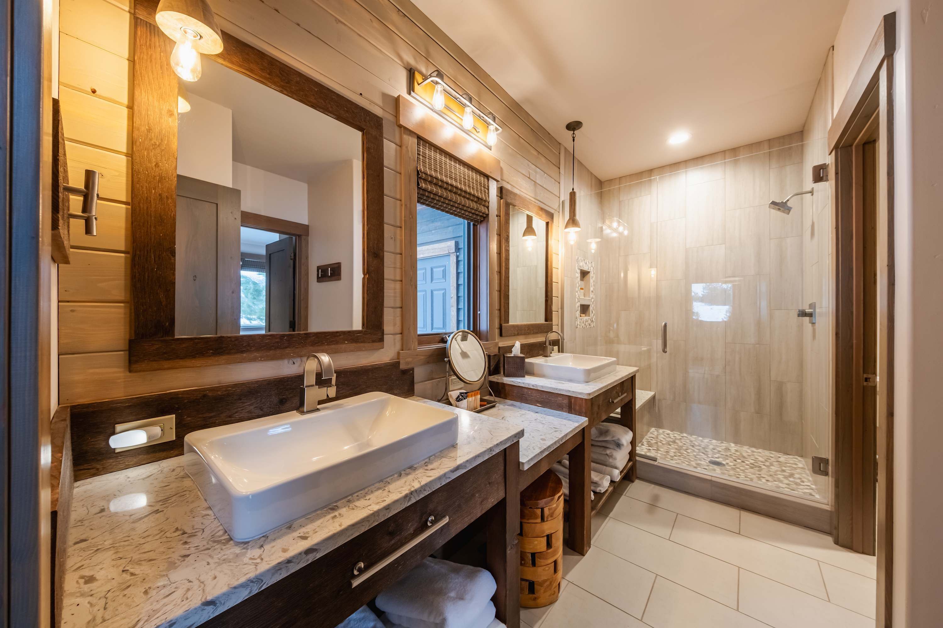 Rumah, Beberapa Tempat Tidur, hot tub, pemandangan gunung (Wilderness Club Cottage) | Kamar mandi | Shower dan handuk