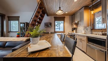 Rumah, Beberapa Tempat Tidur, hot tub, pemandangan gunung (Wilderness Club Cottage) | Interior