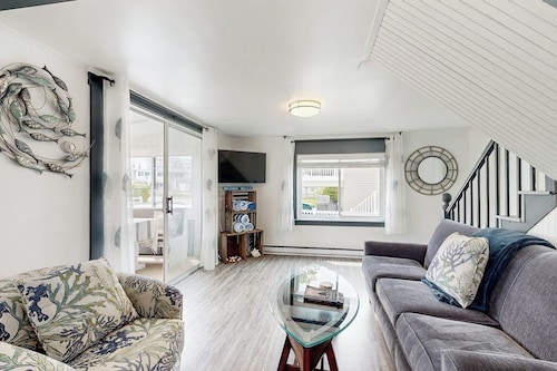 Cozy Wells Beach Cottage | Walk to Moody Beach | Firepit | Coastal Maine Retreat