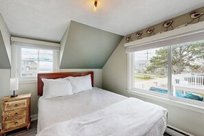3 bedrooms, iron/ironing board, Internet, bed sheets