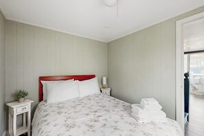 3 bedrooms, iron/ironing board, Internet, bed sheets
