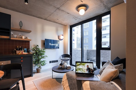 智能电视、Netflix、流媒体服务. THREE43 on B - Fluent服务式公寓