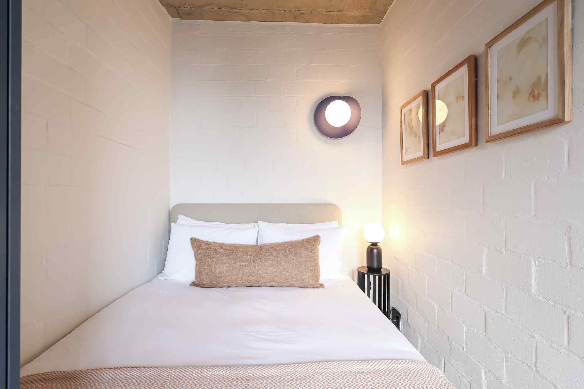 Compact One Bedroom | Caja fuerte, escritorio, espacio para trabajar con un portátil