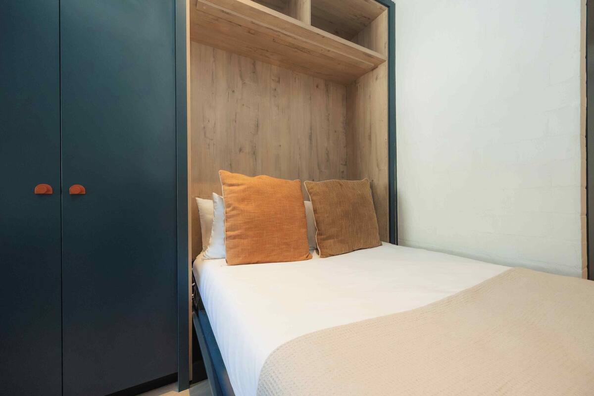 Studio de base | Coffre-fort, bureau, espace de travail pour ordinateurs portables