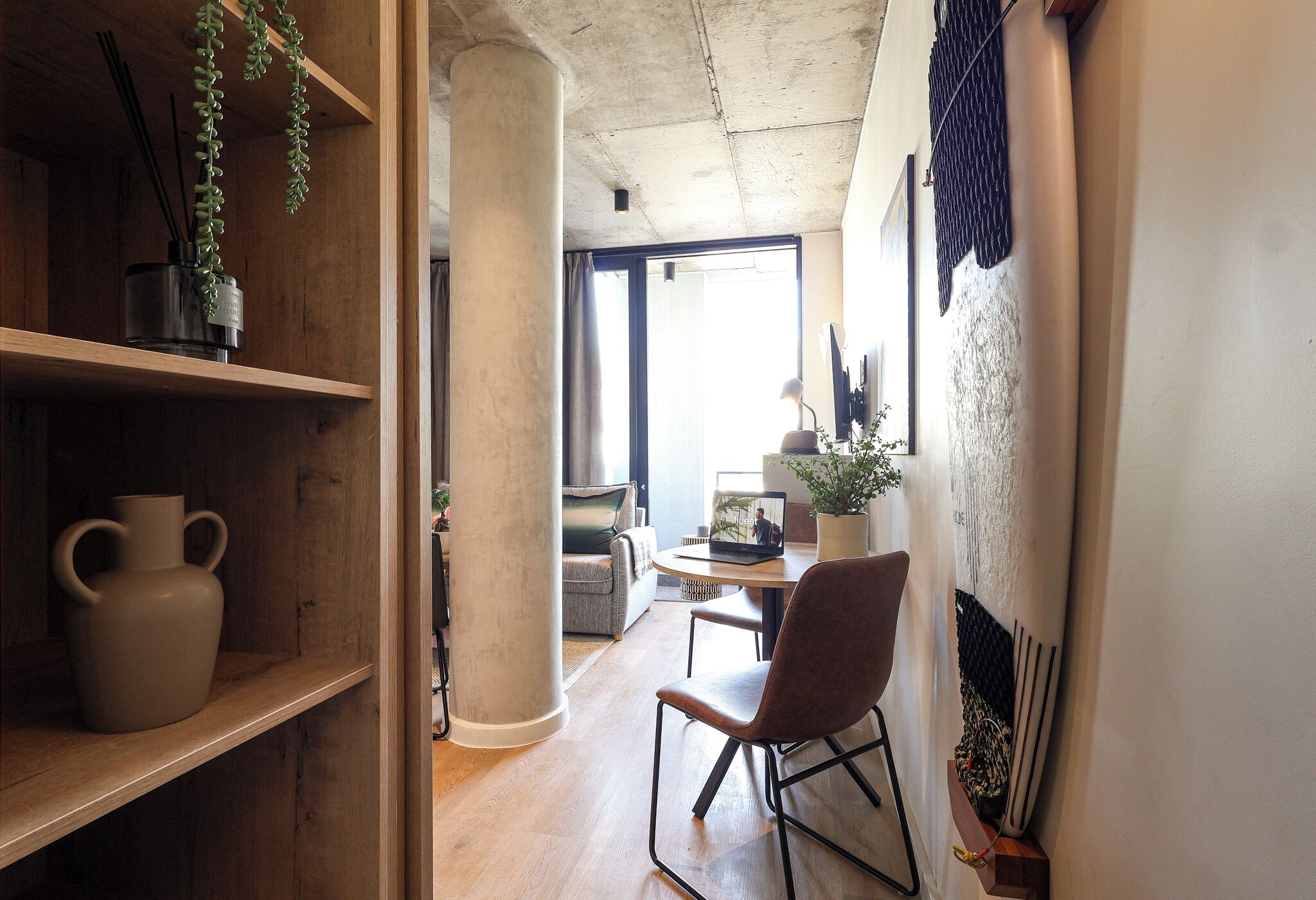 Ein modernes Interieur mit einem Holzbodenregal, einem Stuhl und einem Tisch.