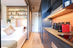 Compact Studio | In-room safe, individually decorated, individually furnished, desk - THREE43 on B - Fluent Serviced Apartments (Cape Town)