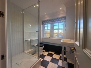 Sèche-cheveux, serviettes fournies, papier toilette