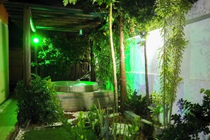 Outdoor spa tub - House 15 minutes from Salvador Airport and 30 SECONDS from the beach! (Lauro de Freitas)