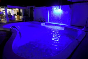 Outdoor pool - House 15 minutes from Salvador Airport and 30 SECONDS from the beach! (Lauro de Freitas)