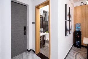 Douche, serviettes fournies, savon, papier toilette