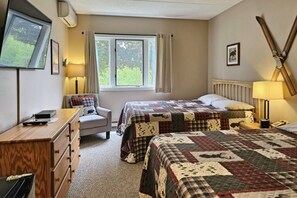 Internet, bed sheets - Mountain view efficiency: walk to slopes & town, pool, gym, rec room (Lincoln)