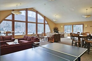 Téléviseur, table de baby-foot