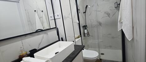 Assecador de cabells, tovalloles, sabó i paper higiènic