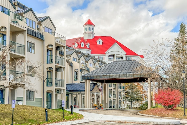 Exterior - Walk to ski lifts & downtown! Studio w/ pool, hot tub & rec room (Lincoln)