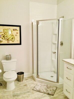 Dutxa, assecador de cabells, tovalloles i sabó