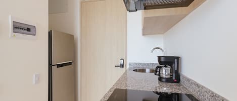 Deluxe Apartment | Private kitchen | Griddle, cookware/dishes/utensils, cleaning supplies, dining tables