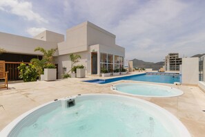 Imagen sin descripción, 3 de 107, botón