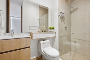 Shower, bidet, towels, soap - U-GO Edificio Eira (Santa Marta)