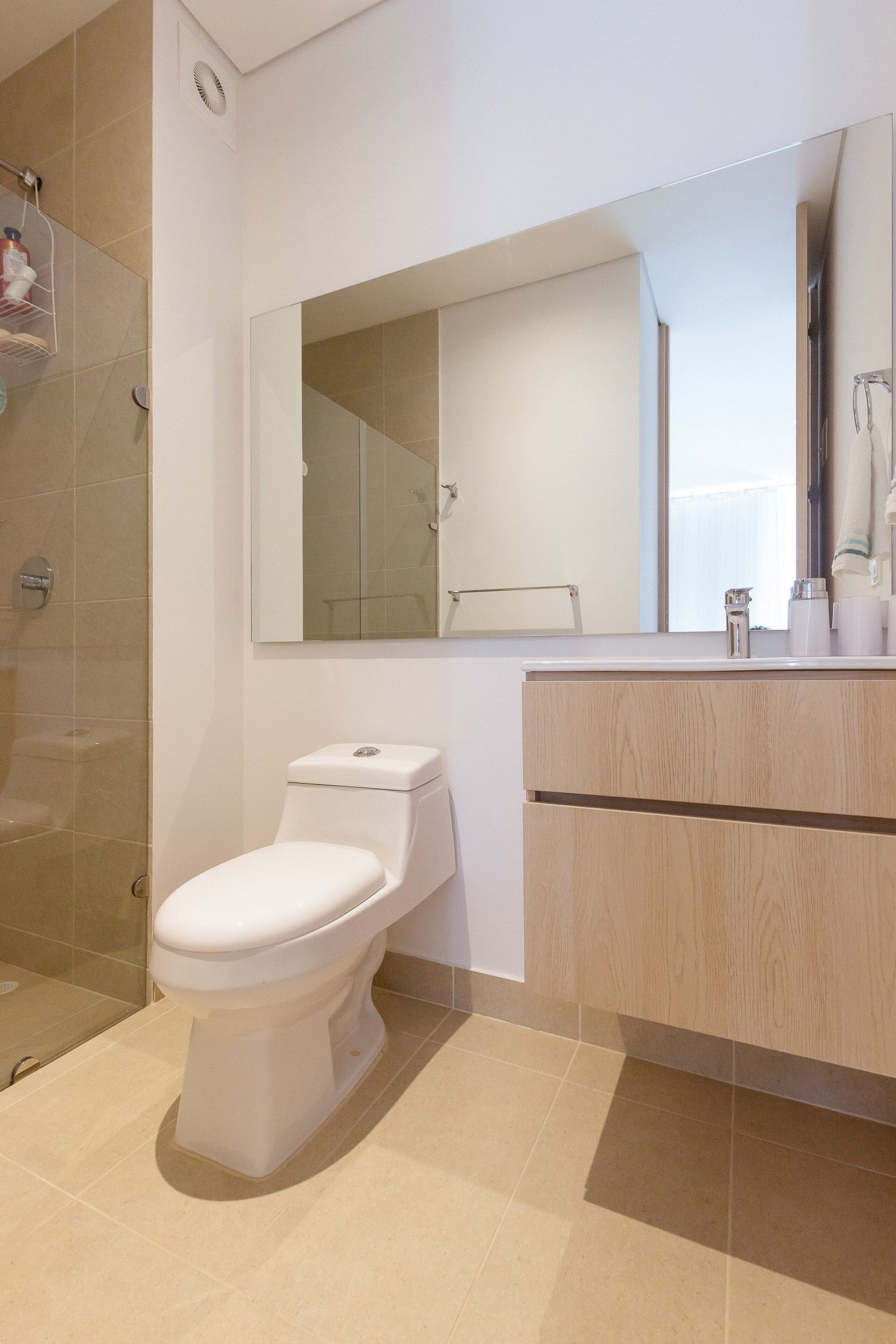 Deluxe appartement | Badkamer | Een douche, handdoeken, zeep, shampoo