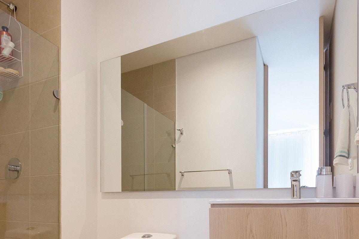 Deluxe Apartment | Bathroom | Shower, towels, soap, shampoo