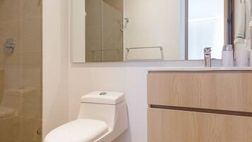 Deluxe Apartment | Bathroom