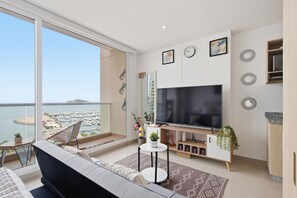 シティ アパートメント | リビング エリア | 52 インチのスマートテレビ (デジタル放送視聴可)