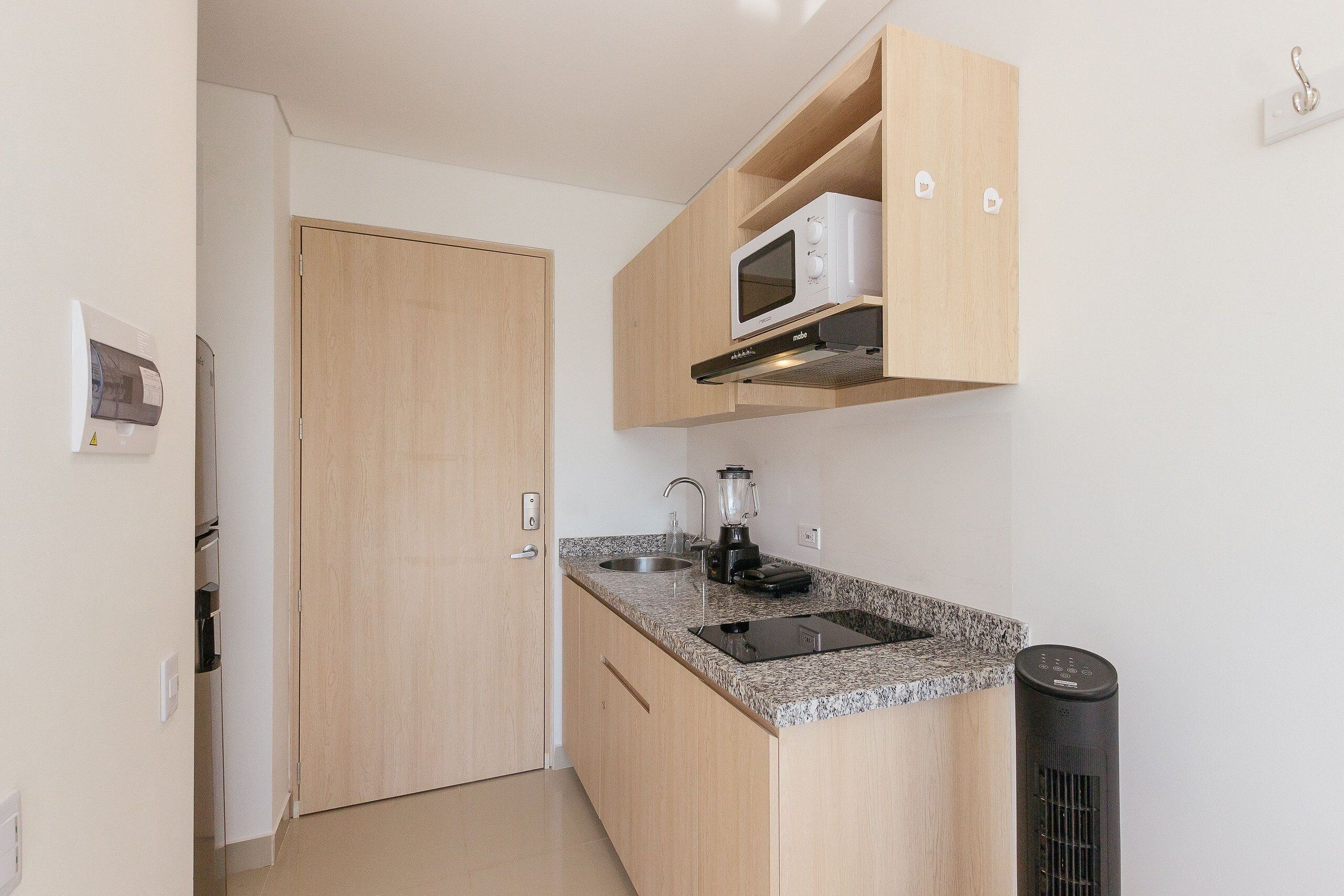 Superior appartement | Privékeuken | Een kookplaat, kookgerei, borden en bestek, schoonmaakproducten