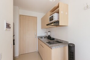 Superior appartement | Privékeuken | Een kookplaat, kookgerei, borden en bestek, schoonmaakproducten