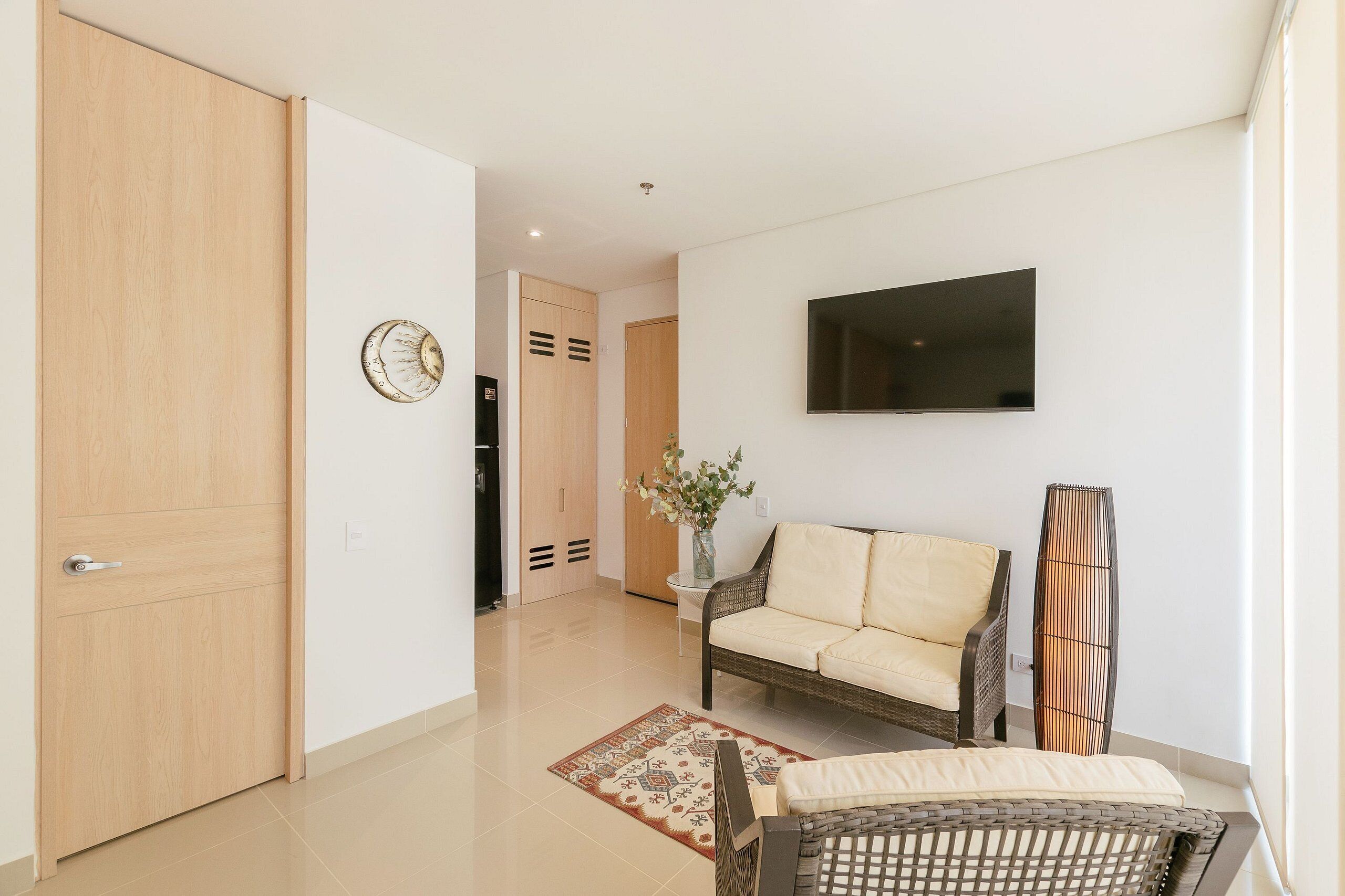 Apartment (IN01J) | Wohnbereich | 52-Zoll-Smart-TV mit Digitalempfang