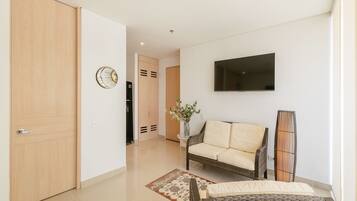 Apartment (IN01J) | Wohnbereich | 52-Zoll-Smart-TV mit Digitalempfang