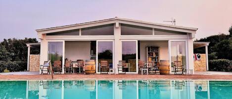 Kolam renang outdoor musiman, dengan payung kolam renang