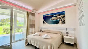 Un dormitorio moderno con una cama grande, vistas al exterior y una frase inspiradora en la pared.