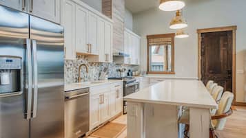 House, Multiple Beds, Hot Tub, Mountain View (Wilderness Club Escape) | Private kitchen | Fridge, microwave, oven, stovetop
