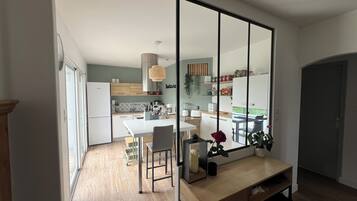 Een koelkast, een microgolfoven, een oven, een kookplaat