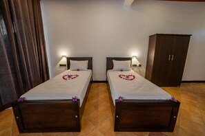 5 bedrooms, iron/ironing board, WiFi, bed sheets