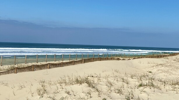 A sandy beach with a wooden fence and waves in the background. - E03, welcoming 3* duplex near ocean & forest (Mimizan)