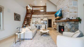 Rumah, Beberapa Tempat Tidur, hot tub, pemandangan gunung (Wilderness Club Golfer's Cottage) | Area keluarga | Televisi layar datar 65-inci dengan saluran TV digital dan perapian