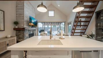 House, Multiple Beds, Hot Tub, Mountain View (Wilderness Club Golfer's Cottage) | Interior