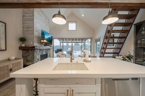 House, Multiple Beds, Hot Tub, Mountain View (Wilderness Club Golfer's Cottage) | Interior