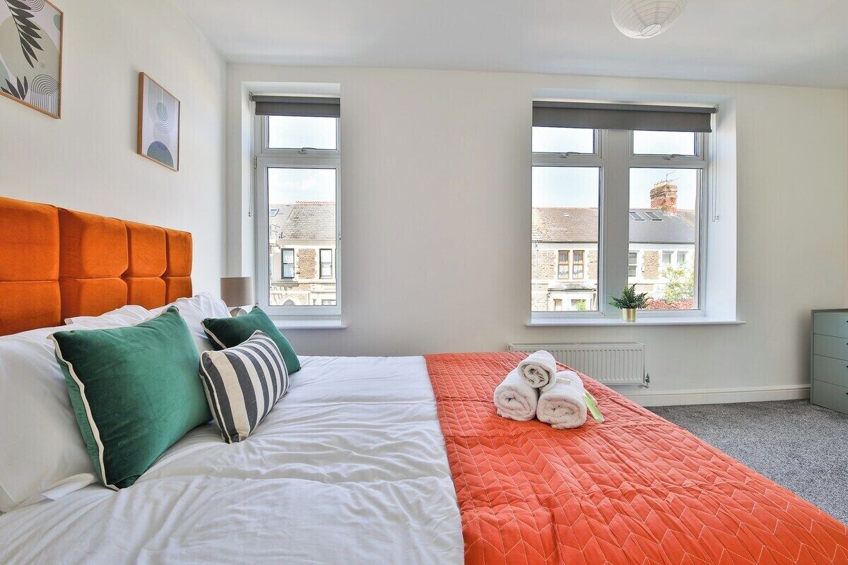 Comfort Apartment, 3 Bedrooms | 3 bedrooms, desk, laptop workspace, soundproofing
